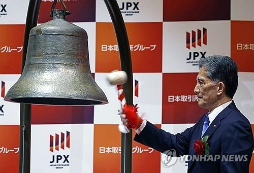 18일 상장을 기념해 도쿄증권거래소에서 종을 치는 하야사카 노부오 키옥시아 사장