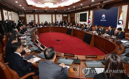 한덕수 대통령 권한대행 국무총리가 임시국무회의를 주재하는 모습