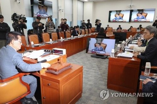 의사봉 두드리는 박지원 위원장