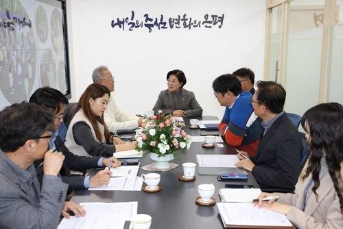 지난 16일 열린 민생경제 피해 최소화 소상공인 간담회에 참석한 김미경 구청장