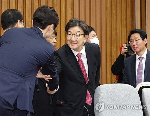 의원들과 인사하는 권성동 원내대표