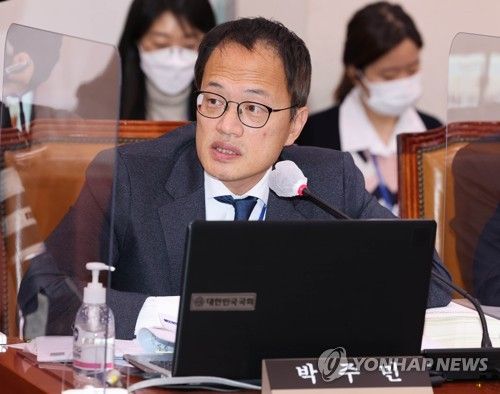 질의하는 박주민 의원