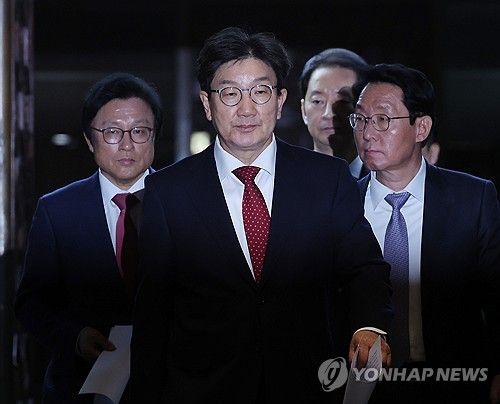 비상의원총회 참석하는 권성동 대표 권한대행