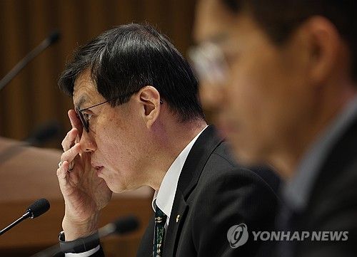 안경 고쳐쓰는 이창용 한국은행 총재