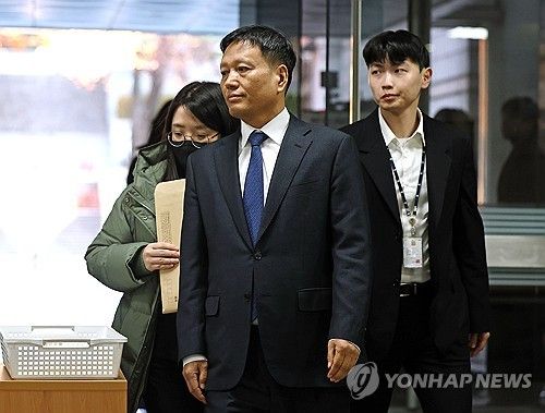 법정 들어서는 구영배 큐텐 대표