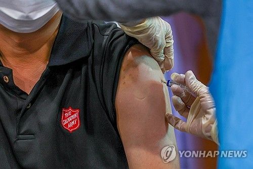 독감 예방접종하는 시민들