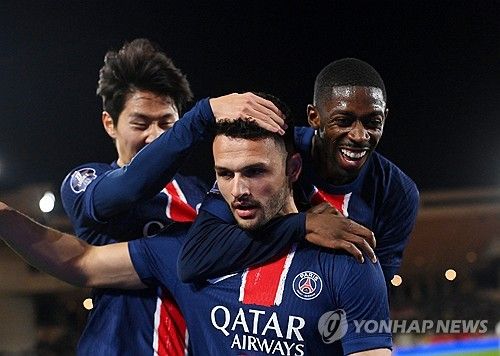 이강인과 하무스(가운데), 뎀벨레