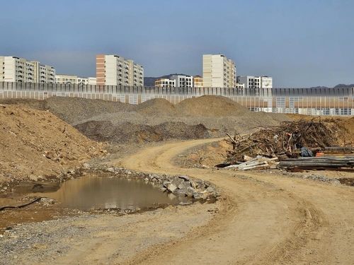 야적물질 방진덮개를 설치하지 않아 비산먼지를 발생시키는 공사장