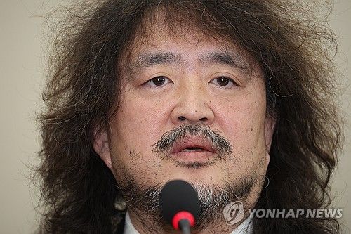 답변하는 방송인 김어준 씨