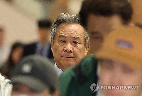 '직무 정지' 이기흥 대한체육회장 귀국