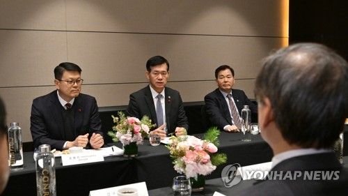 방산업체 CEO와 간담회하는 석종건 방사청장