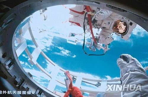 선저우 19호 우주비행사들 선외활동