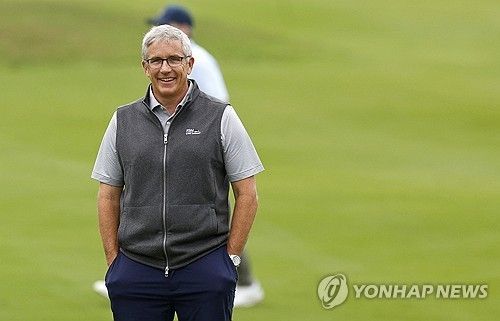 대회장에서 경기를 지켜보는 제이 모너핸 커미셔너.