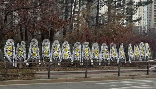 조례 개정 반대 단체서 세워둔 조화