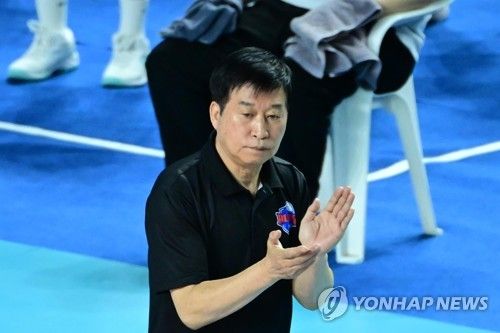 선수들을 격려하는 김호철 IBK기업은행 감독