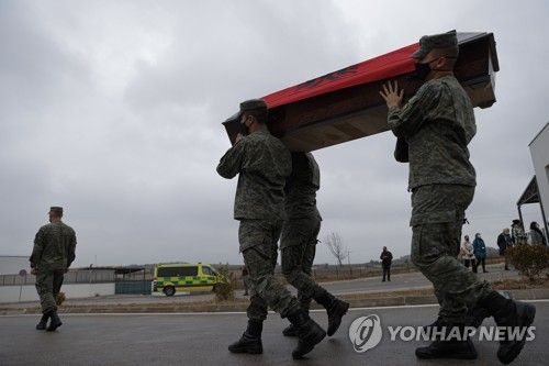 2021년 9월 인종학살 희생자 유해 담긴 관 운구하는 코소보 군인들