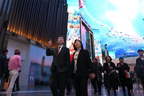 인천 오로라길을 둘러보는 김길성 서울 중구청장