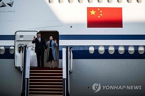 마카오 국제공항 도착한 시진핑 중국 국가주석 부부