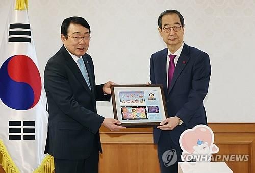 크리스마스실 받는 한덕수 대통령 권한대행 국무총리