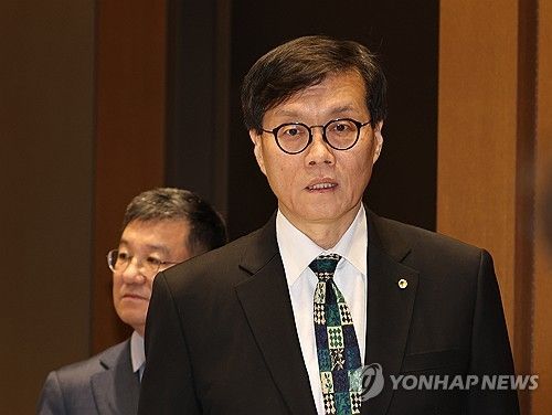 물가안정목표 설명회 입장하는 이창용 한국은행 총재
