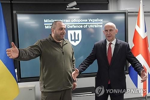 루스템 우메로프 우크라이나 국방장관(왼쪽)과 존 힐리 영국 국방장관