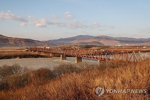 러-북 국경의 두만강을 가로지르는 철도용 교량 '우정의 다리'