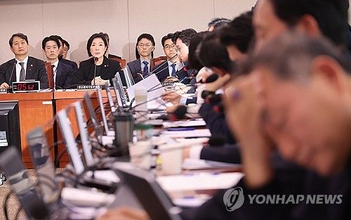 답하는 오영주 중소벤처기업부 장관