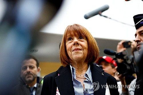 법원 들어서는 피해자 지젤 펠리코