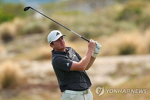  티샷한 볼의 방향을 쫓는 던랩.