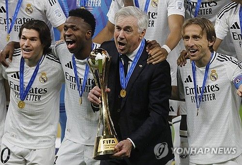 우승 트로피를 들고 기뻐하는 카를로 안첼로티 감독