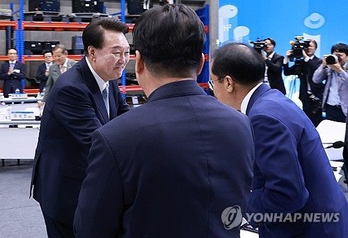 윤석열 대통령, 홍준표 대구시장과 인사