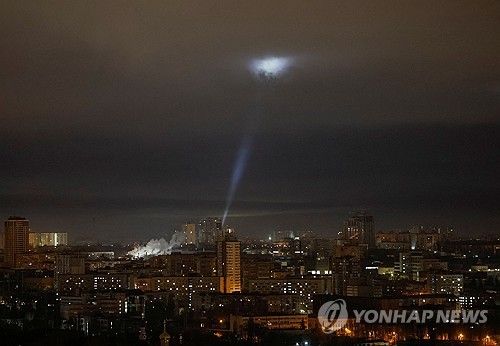 러시아 드론 찾으려 탐조등 동원하는 키이우 