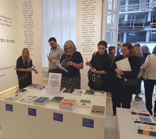 스페인어로 번역된 책을 읽고 있는 시민