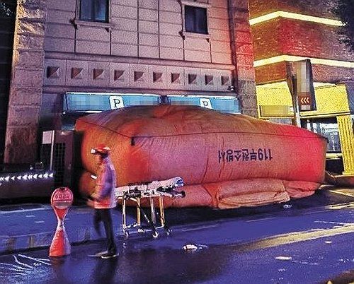 남녀 투숙객 추락 후 뒤집혀 있는 에어매트