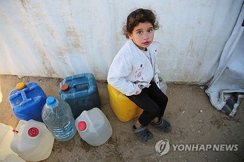 식수 받으려고 기다리는 가자지구 어린이
