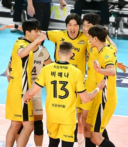 득점 후 기뻐하는 KB손해보험 선수들