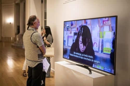 한강 작가 인터뷰를 보는 시민