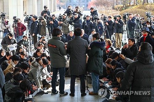 석동현 변호사 입에 쏠린 관심