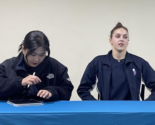 18일 GS칼텍스전이 끝난 뒤 인터뷰하는 IBK 빅토리아 댄착(오른쪽)