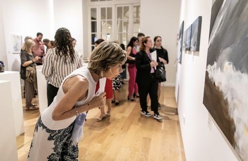 한강 작품과 매치된 그림을 관람하는 시민