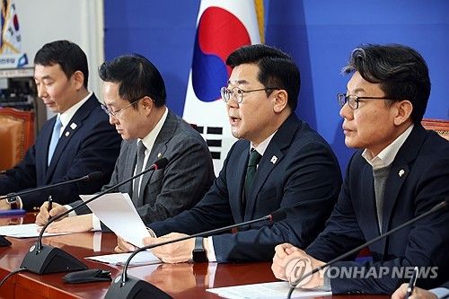 정책조정회의서 발언하는 박찬대 원내대표