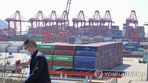 중국 최대 수출입항인 상하이 양산항 컨테이너 부두