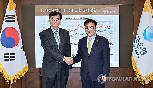 악수하는 우원식 국회의장과 이창용 총재