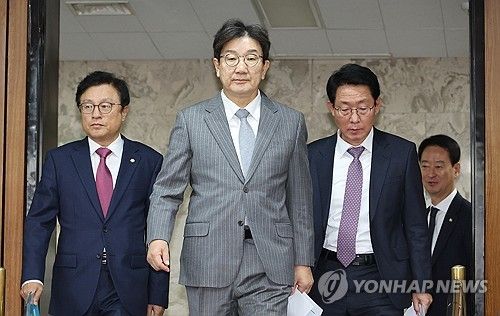 원내대책회의 입장하는 권성동 권한대행