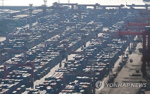 수출입 화물 쌓인 부산항 신선대부두