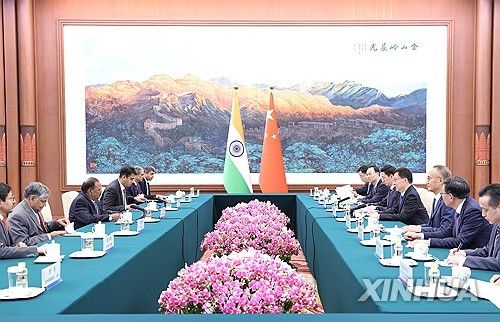 한정 중국 국가부주석과 아지트 도발 인도 국가안보보좌관 회담