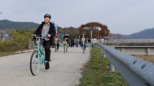 파랑 자전거 타는 여행객들