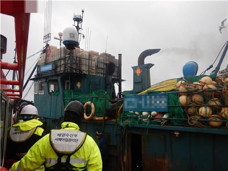 중국 어선 불법 어업 합동 단속 모습