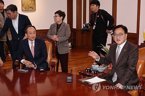 의장실 항의방문한 국민의힘 중진의원들