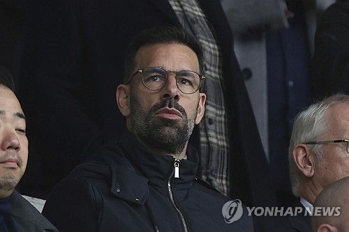 레스터의 경기 지켜보는 판니스텔로이